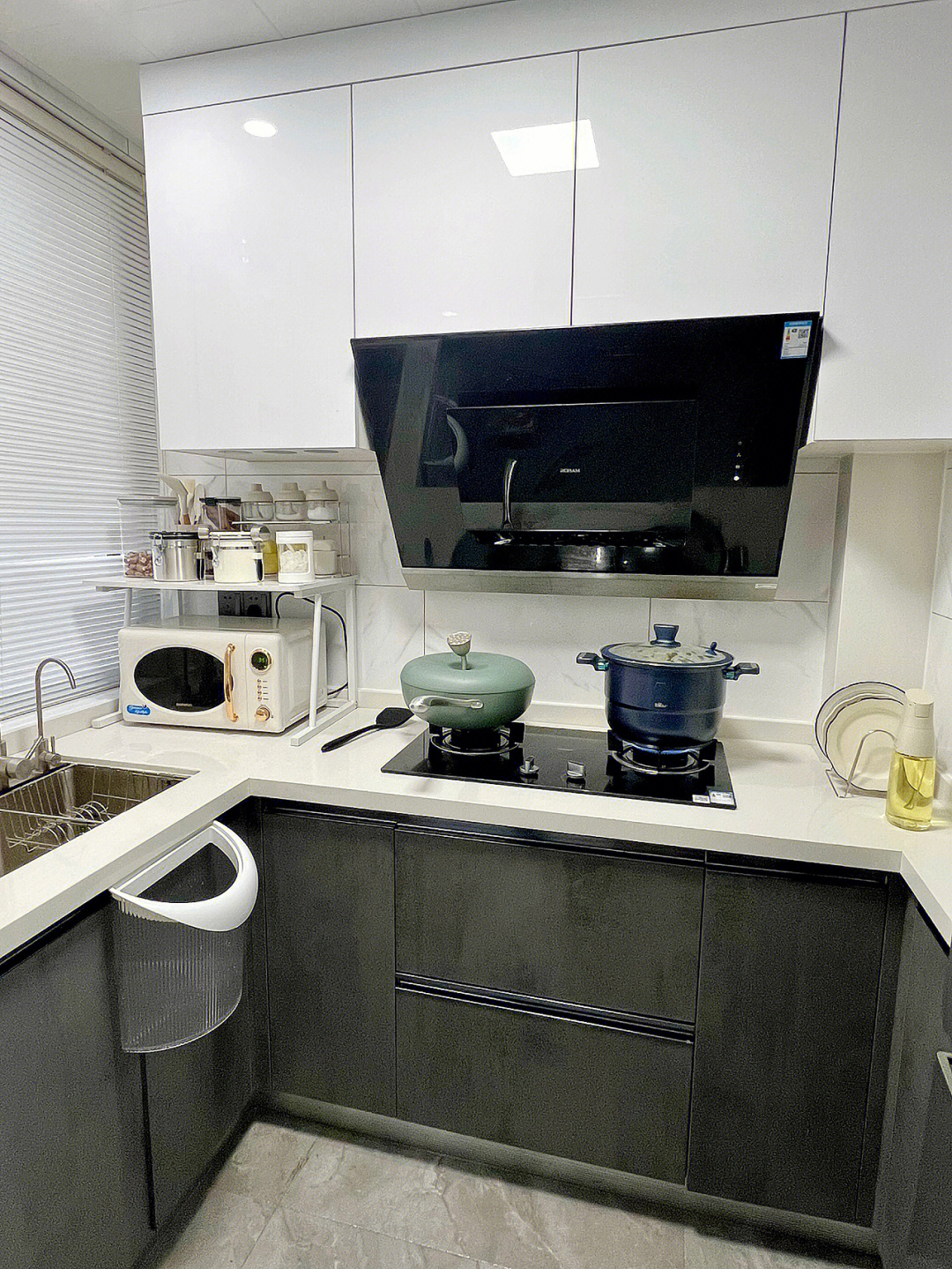 u型小户型厨房设计黑白简约厨房装修分享