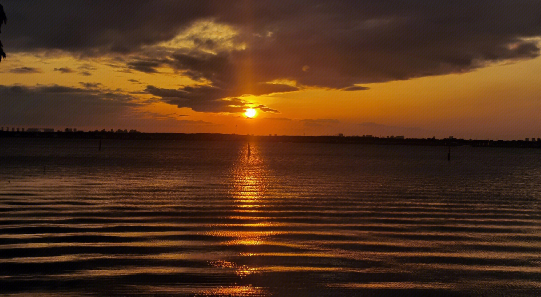 湖边夕阳层层波浪随意拍