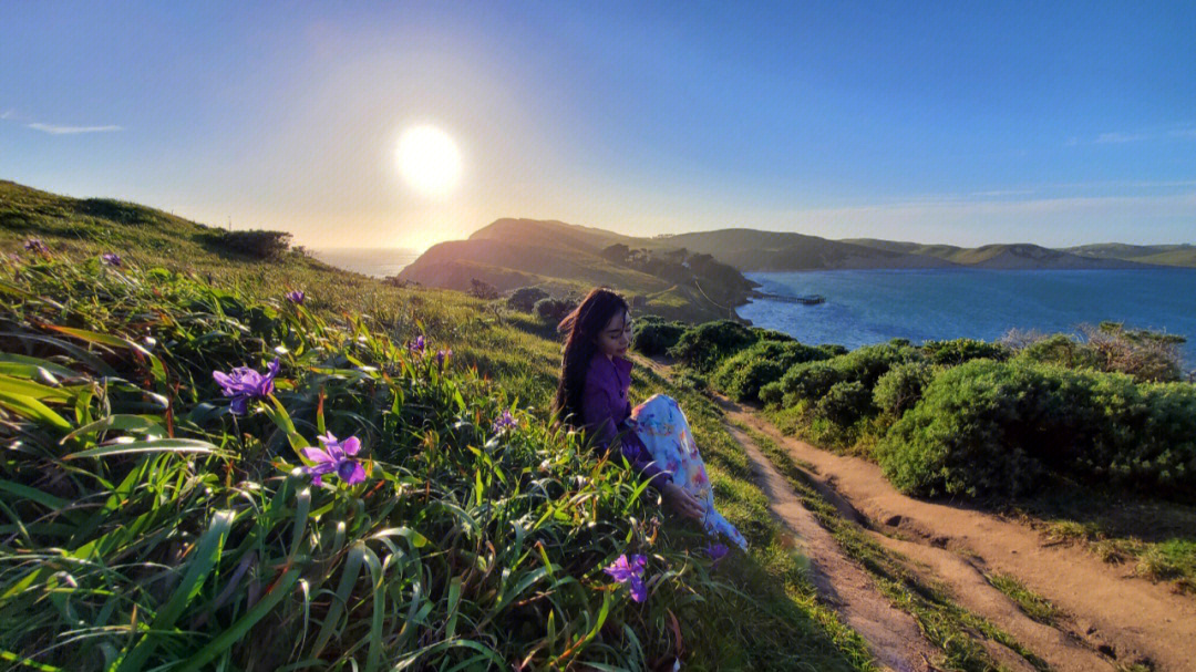 海边花朵风景少女图片