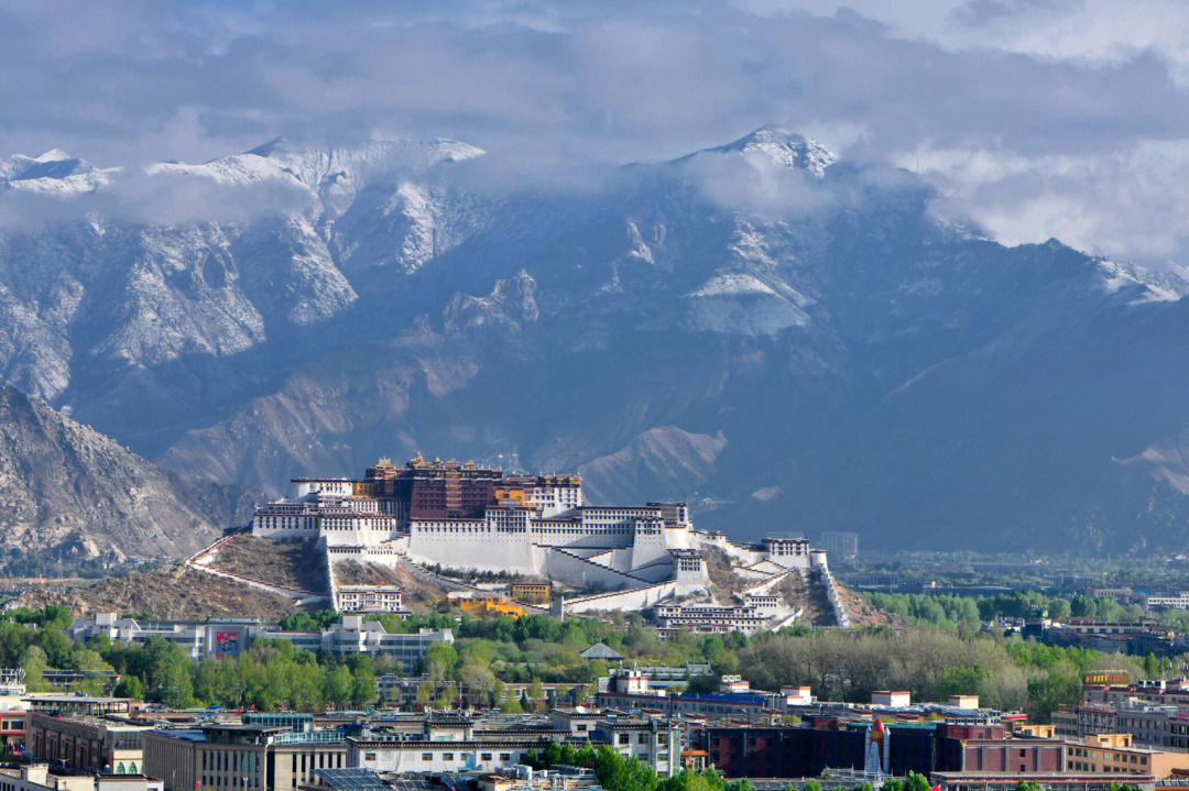 南山公园,北山荒坡,都是拍布达拉的好机位.