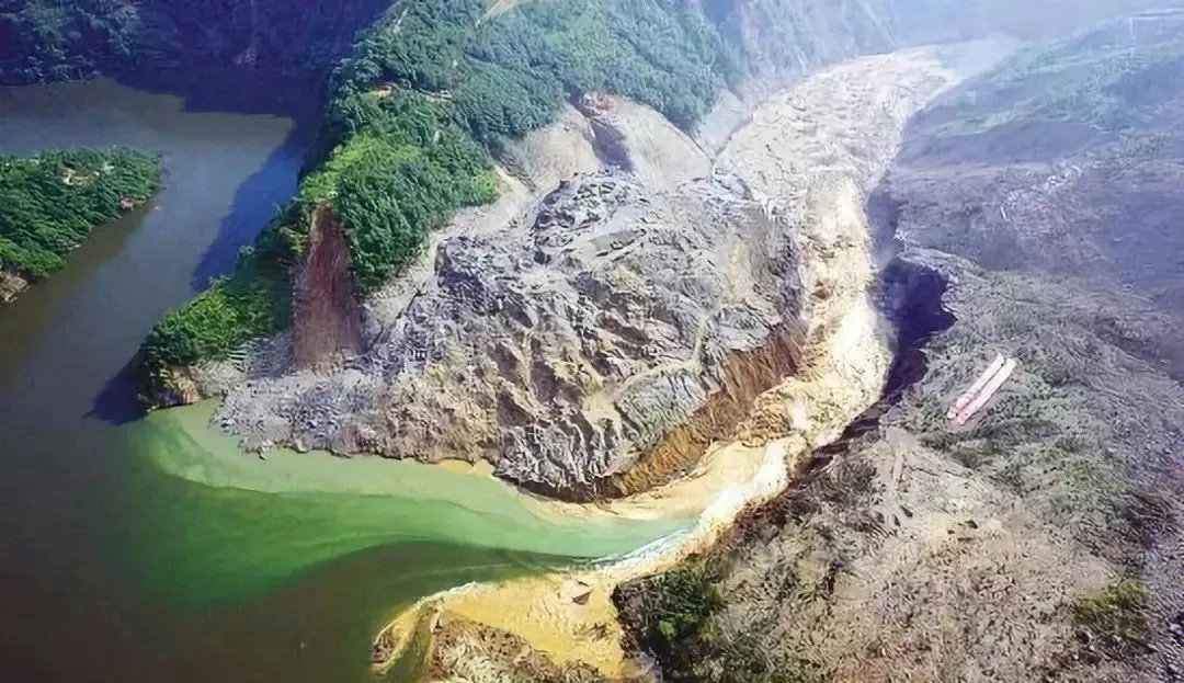 堰(yàn)塞(sè)湖,顾名思义"堰"是指较低的挡水建筑物"塞"意为堵