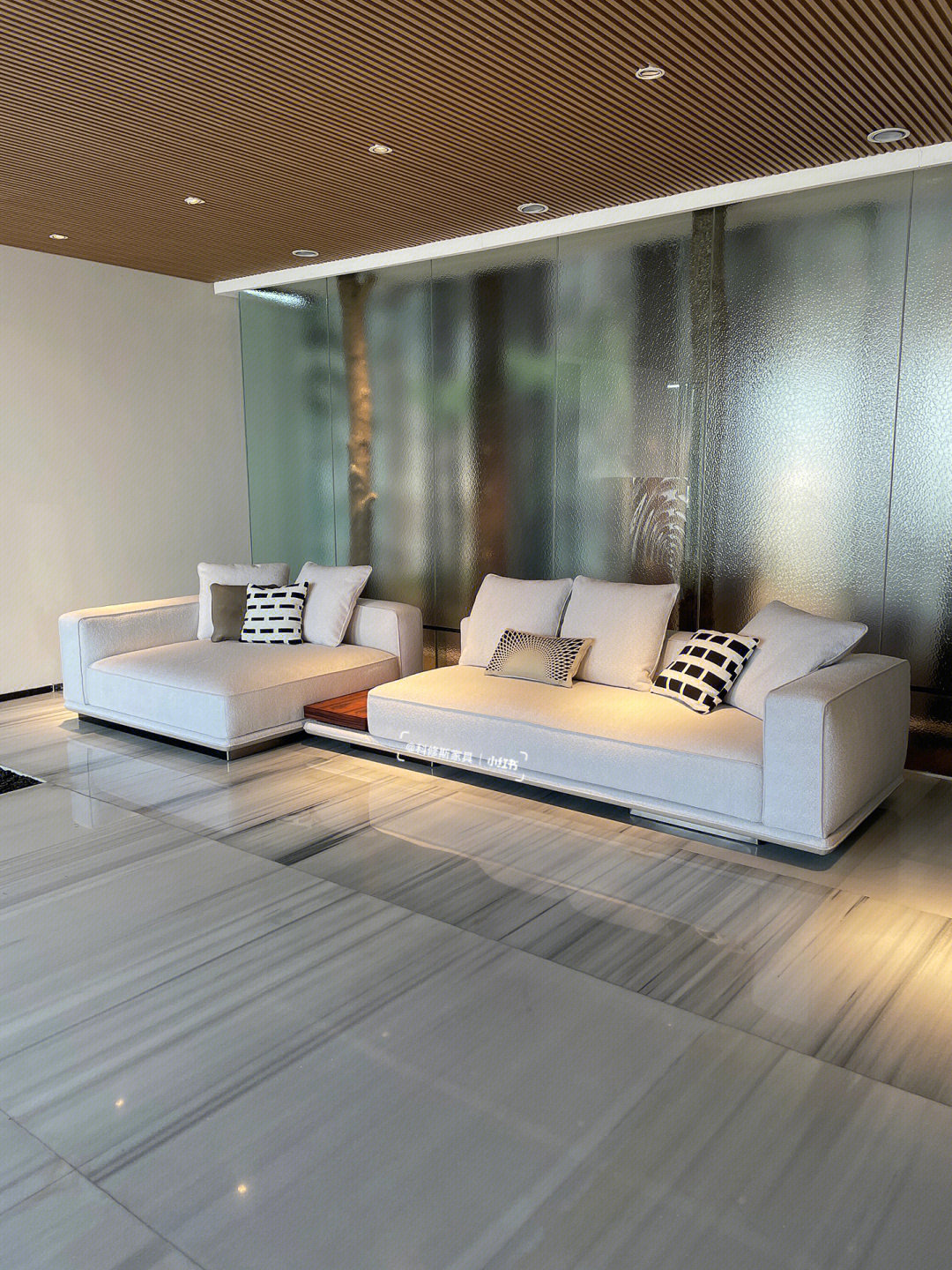 品牌:minotti品名:horizonte 地平线沙发沙发采用了悬挂式的底座,底座