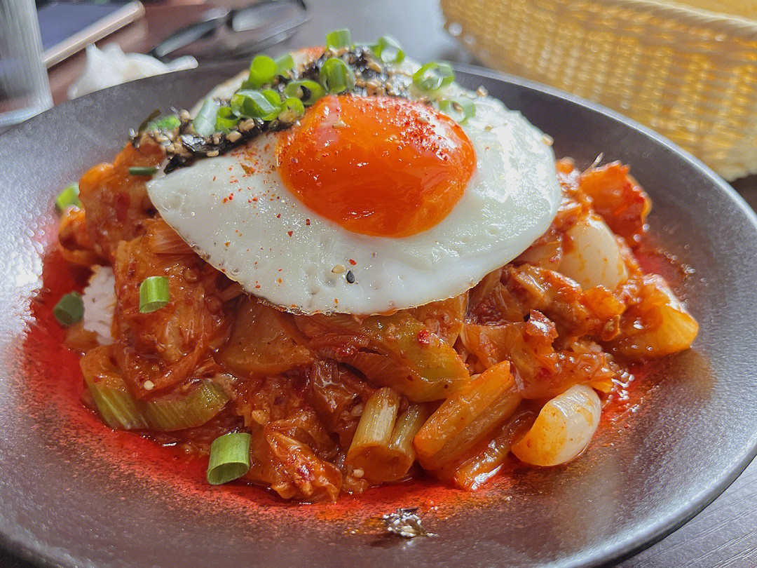 韩式美食辣泡菜黑毛猪肉饭