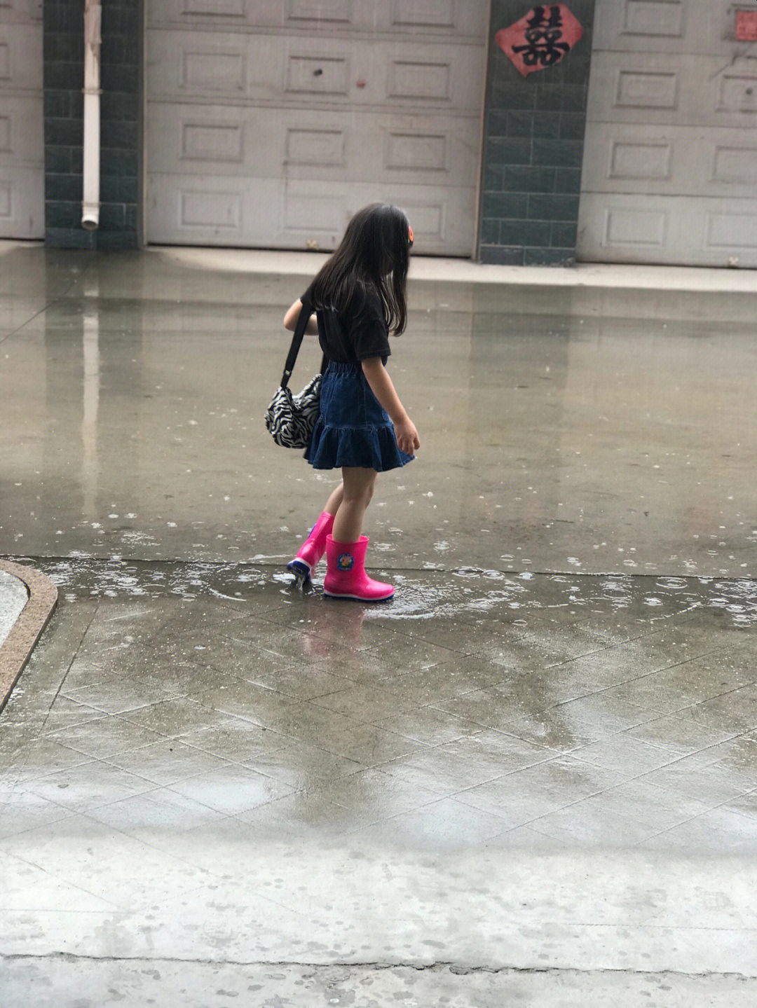 下雨天穿袜子踩水图片