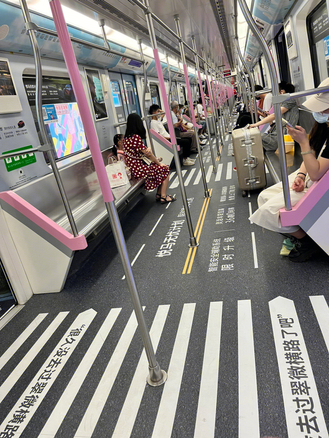 武汉地铁2号线车厢图片