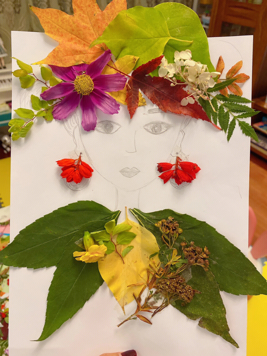 秋的陪伴树叶粘贴画创意儿童美术