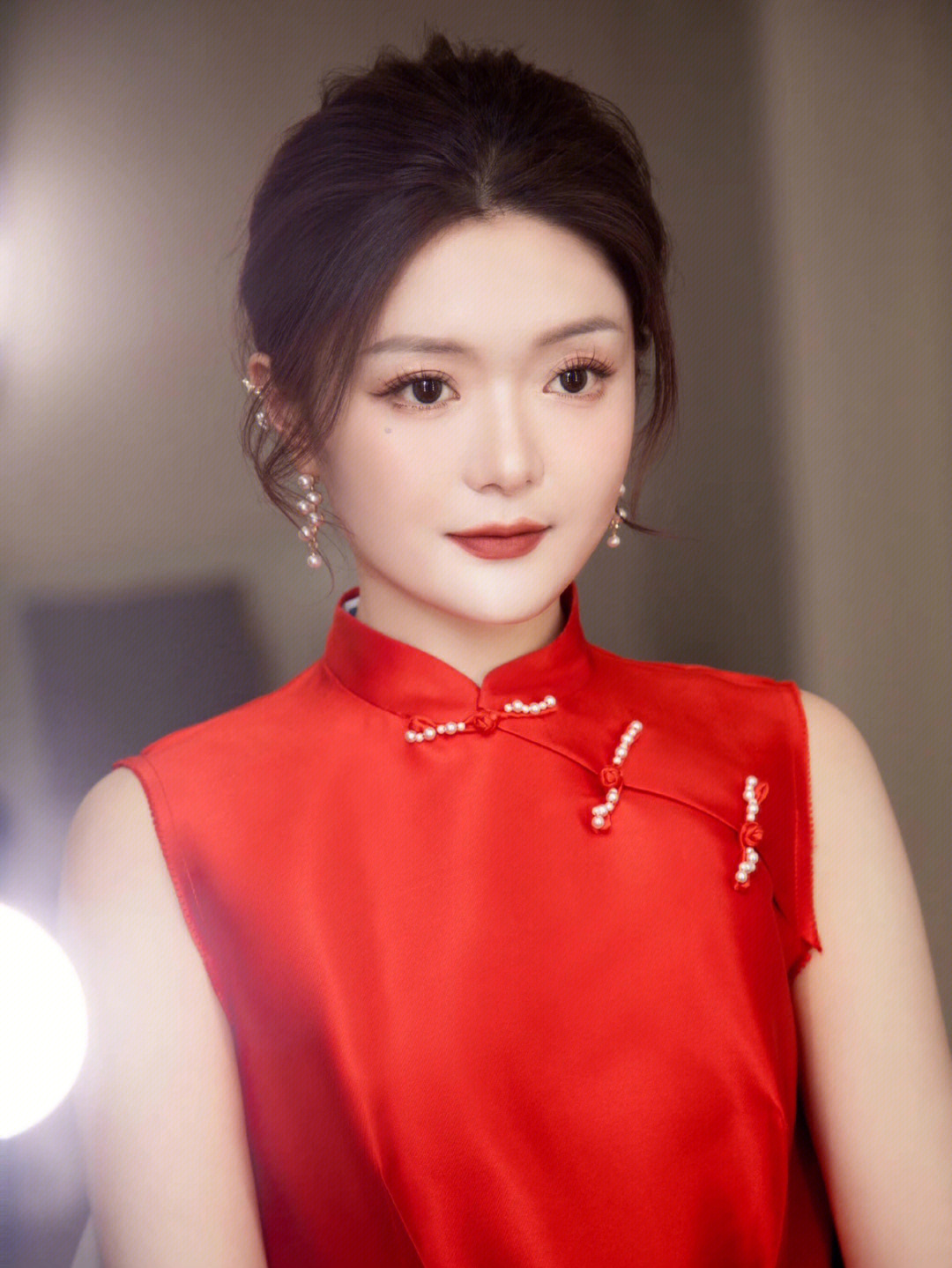 贵港新娘化妆旗袍出门妆发最美的中国红
