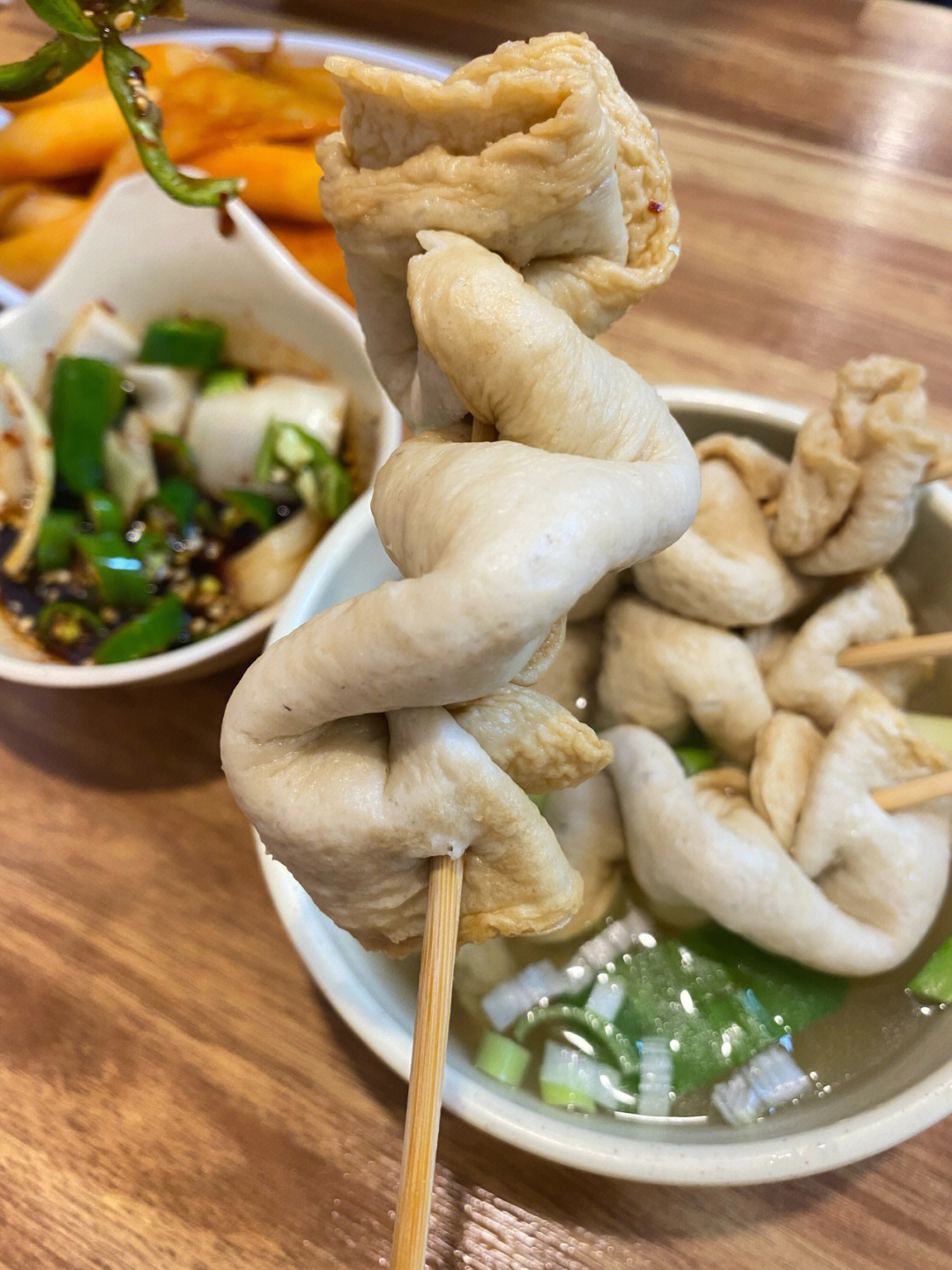 鱼饼串,油炸里脊(糖醋肉,已经完全入味的炒年糕鱼饼蘸上店家自制的