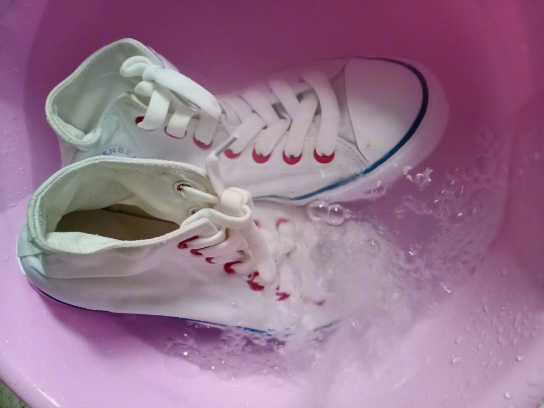 白鞋怎么洗才能洗白图片