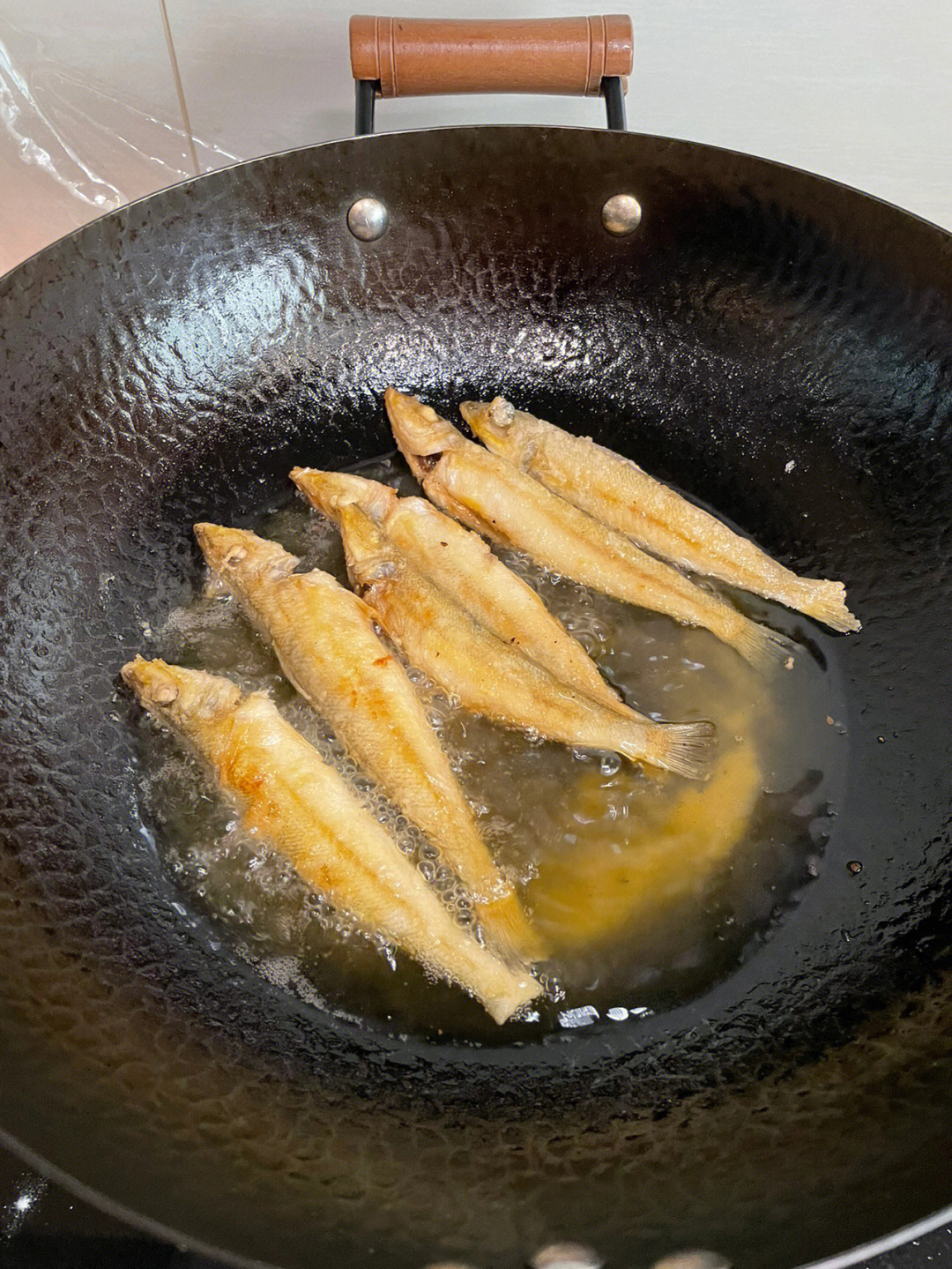 第一次做沙丁鱼,先把鱼清洗干净(买回来已处理好内脏),放入葱姜就酒