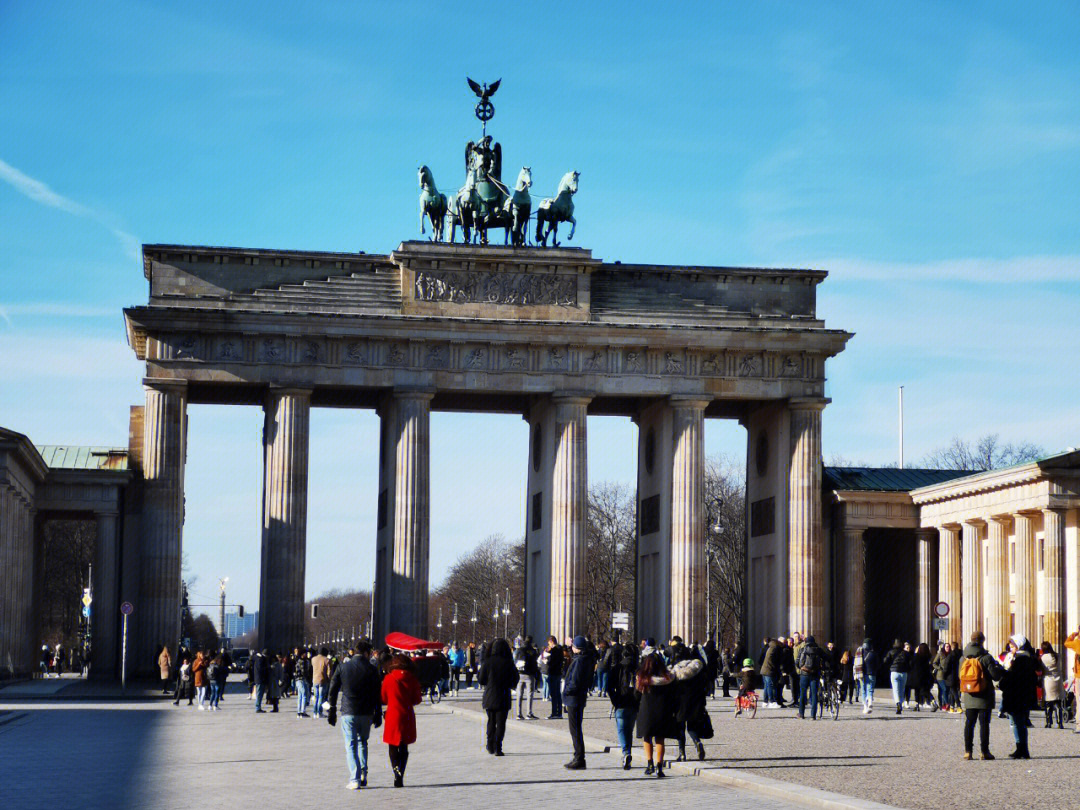 勃兰登堡门是位于德国首都柏林的市中心的新古典主义风格建筑,最初是