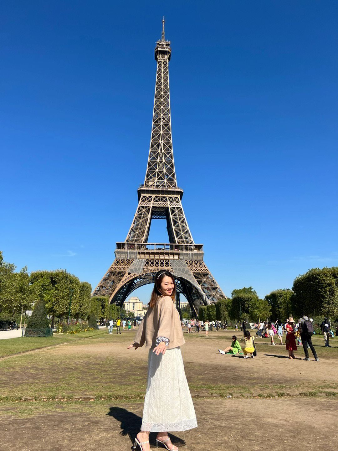 巴黎铁塔游客照图片