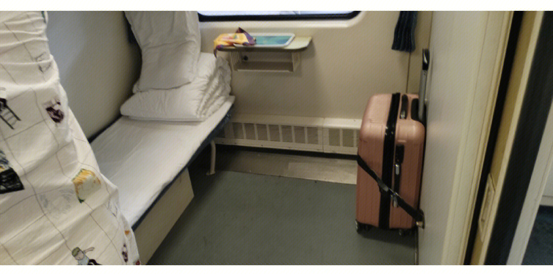 火车硬卧行李箱图片