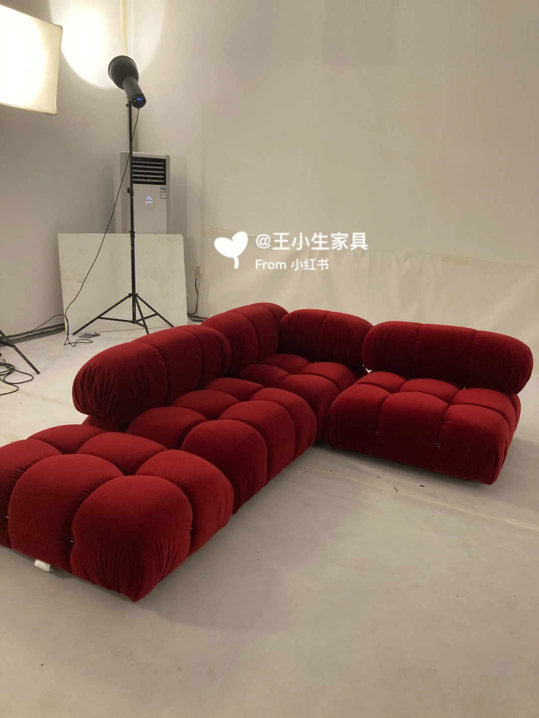 这组模块沙发选用的一个酒红色鹅绒布面料,看起来非常的漂亮 很吸引