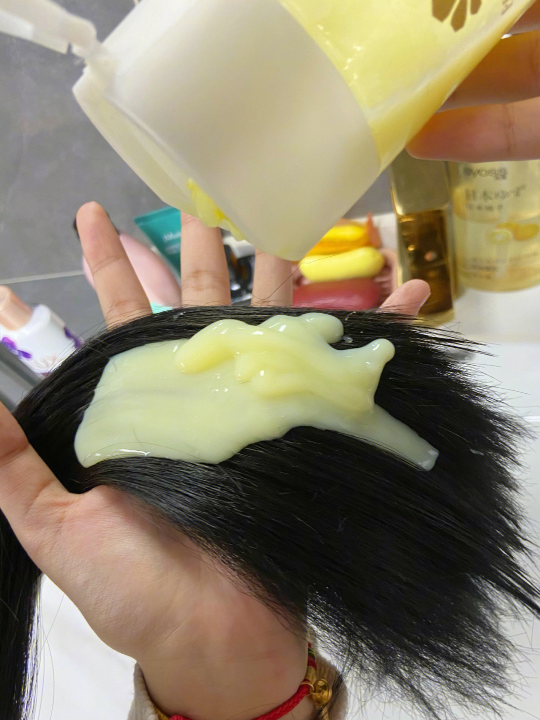 用到的产品:蜂花护发素,洗发水,梨绘小记发油洗头的时候先把头发打湿