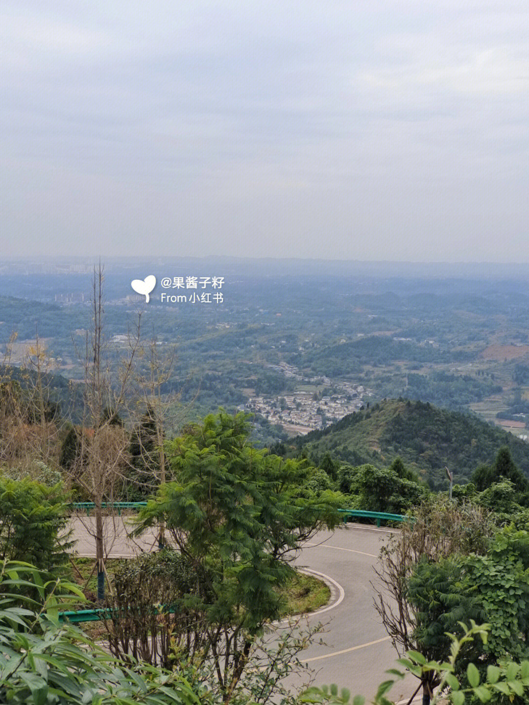 极少数人会选择爬山,大部分龙泉山的观景台都在龙泉驿区,而这个观景台