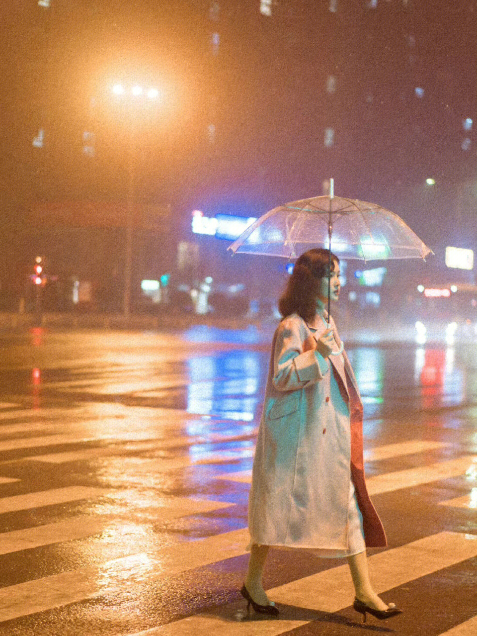 夜晚雨中漫步图片图片