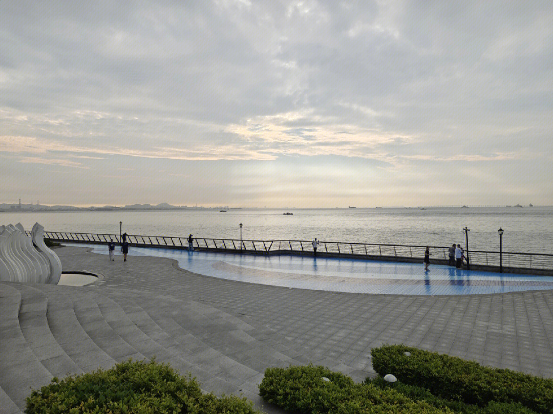 青岛金茂湾海边图片