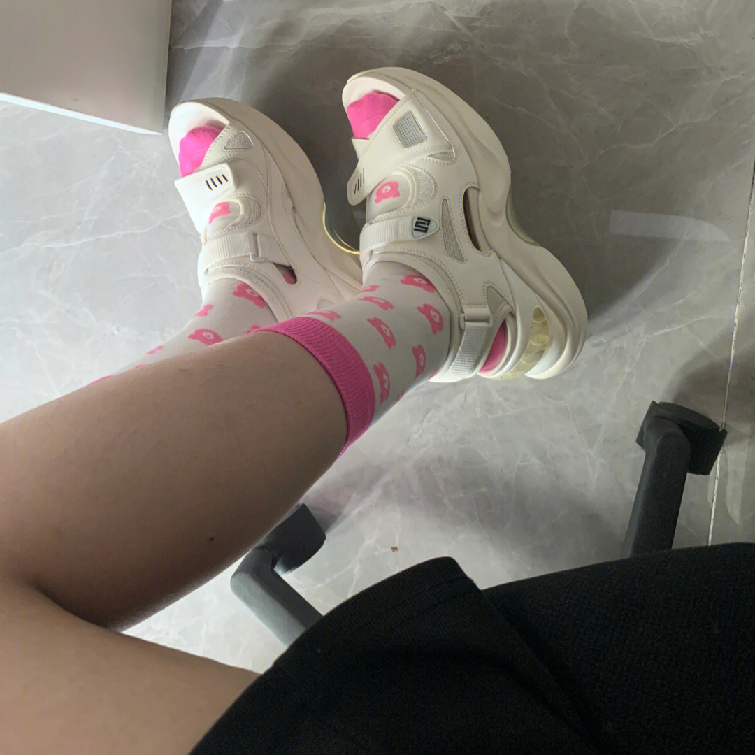 12岁女生穿凉鞋穿袜子图片