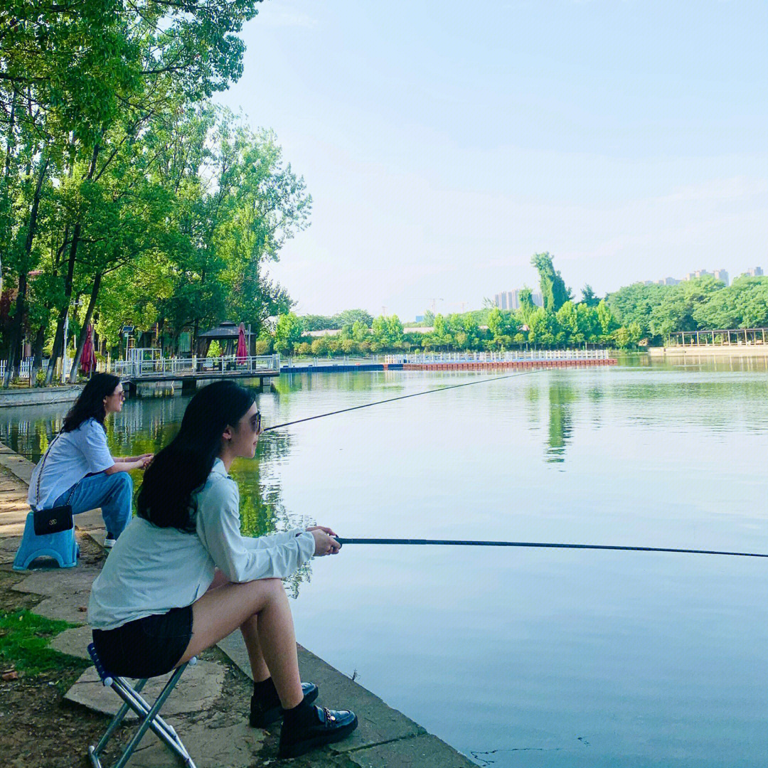 彩虹湖公园钓鱼图片