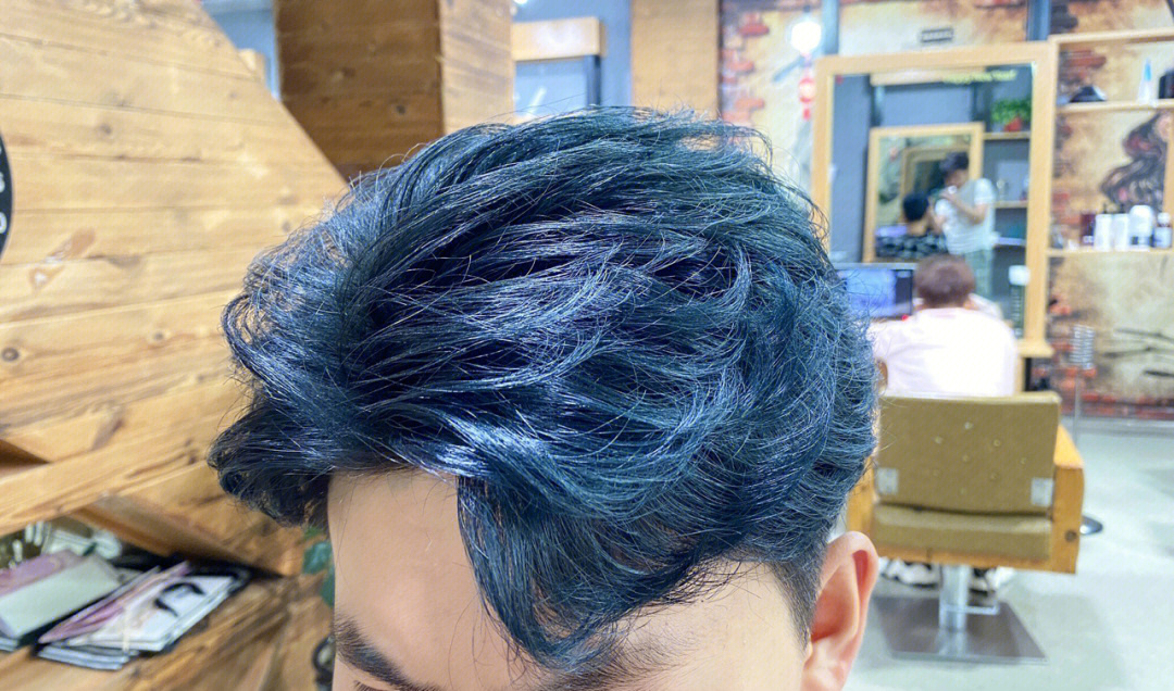 男生鸢尾蓝发色发型图片