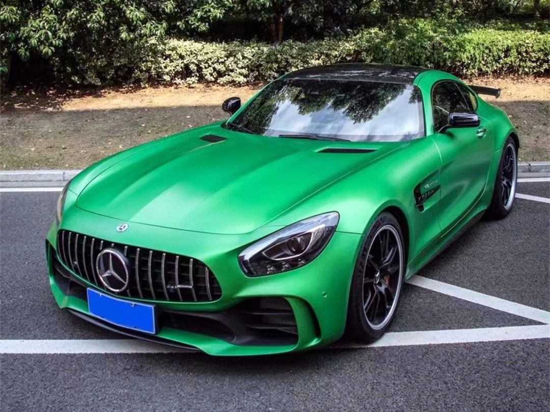 奔驰 amg gt r 绿魔绿 极品二手车这台车去年2月上牌,行驶了15500公里