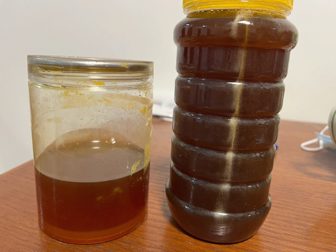 土蜂蜜  有没有人知道两者区别,颜色浅的更浓稠,深的瓶子里面是小