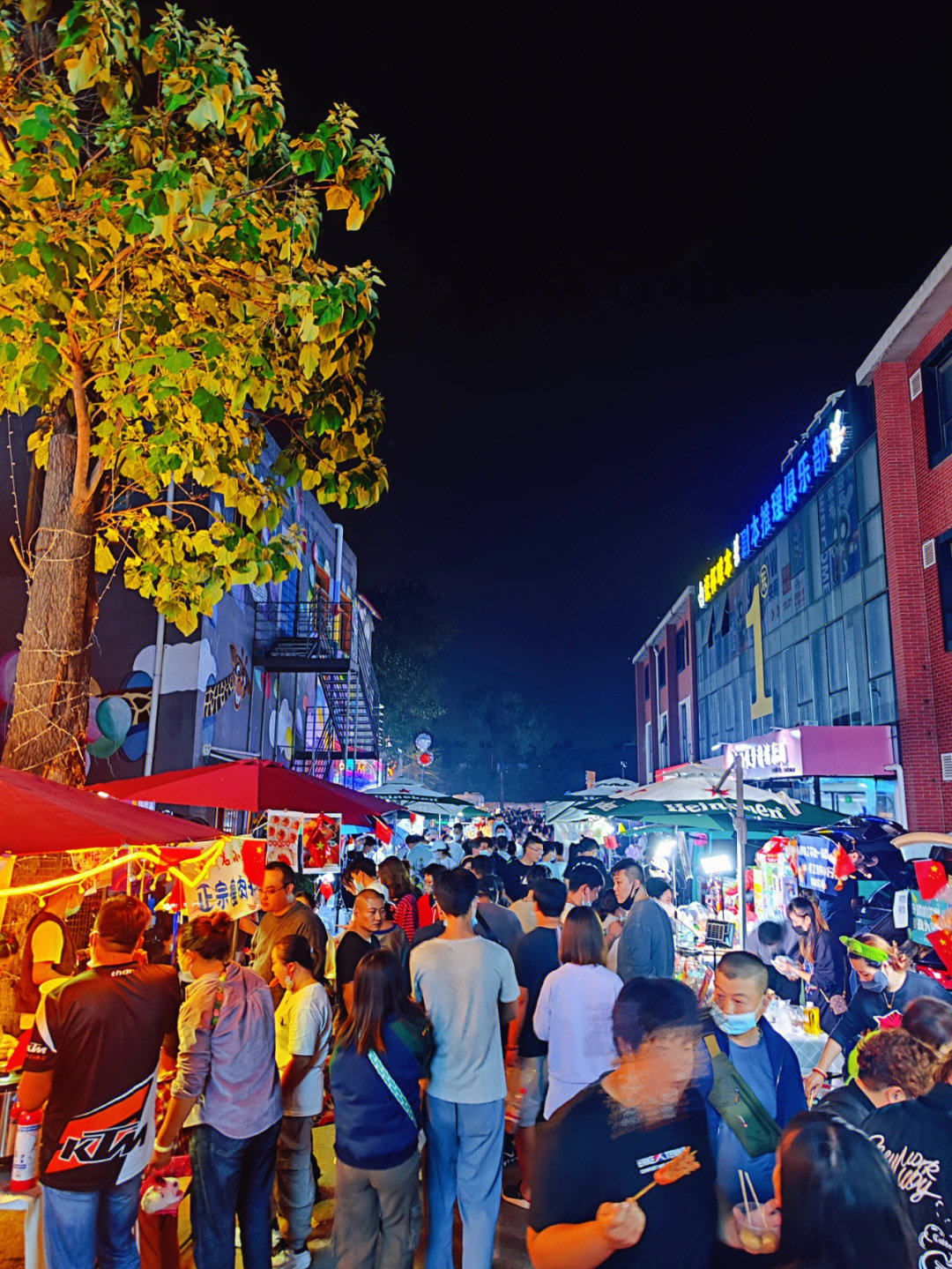 号称北京四大夜市之一,晚上吃多了和于小厨夜晚遛食找到了这里,比想象