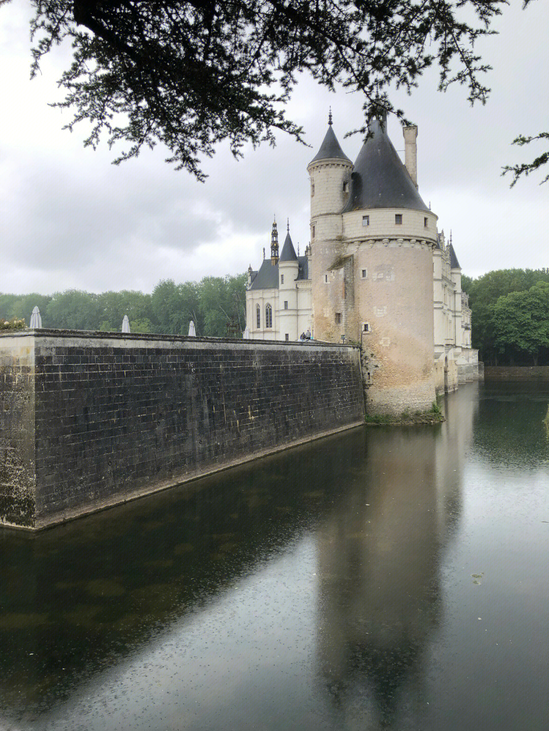 舍农索城堡临水而建
