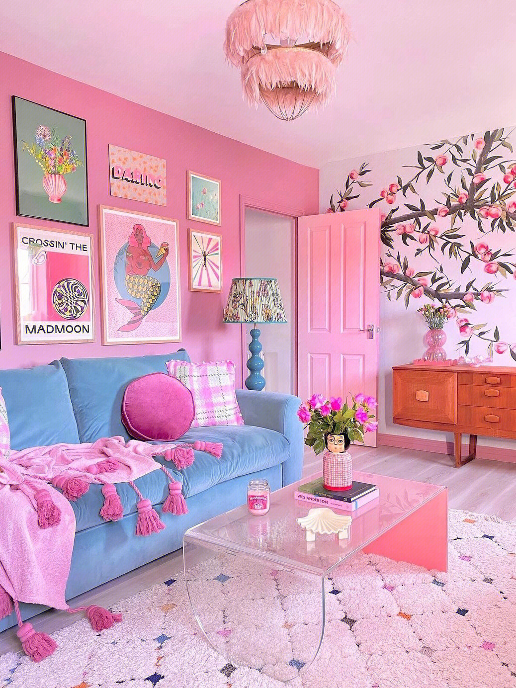 99桃粉色墙漆,蓝色复古绒布沙发,花型抱枕,挂画,灯饰和灯光为客厅