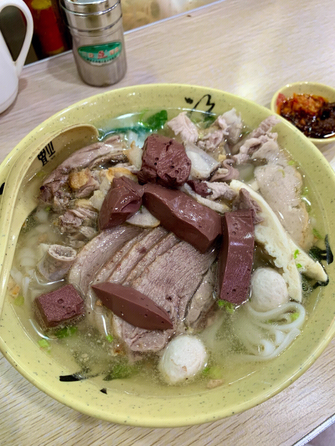 工作日午餐城中村的揭阳鸭肉猪杂粿条汤