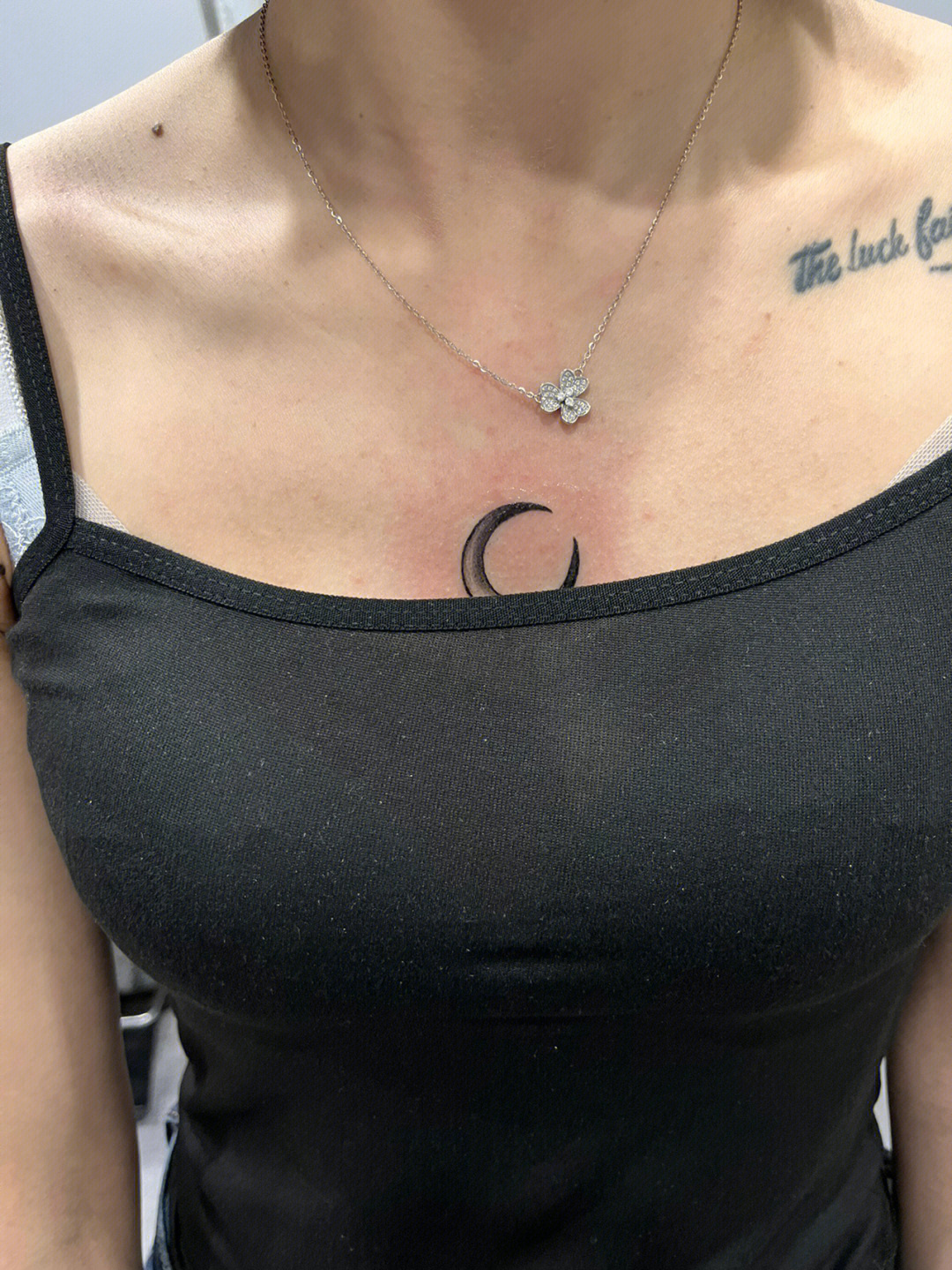 月亮纹身图案女胸图片