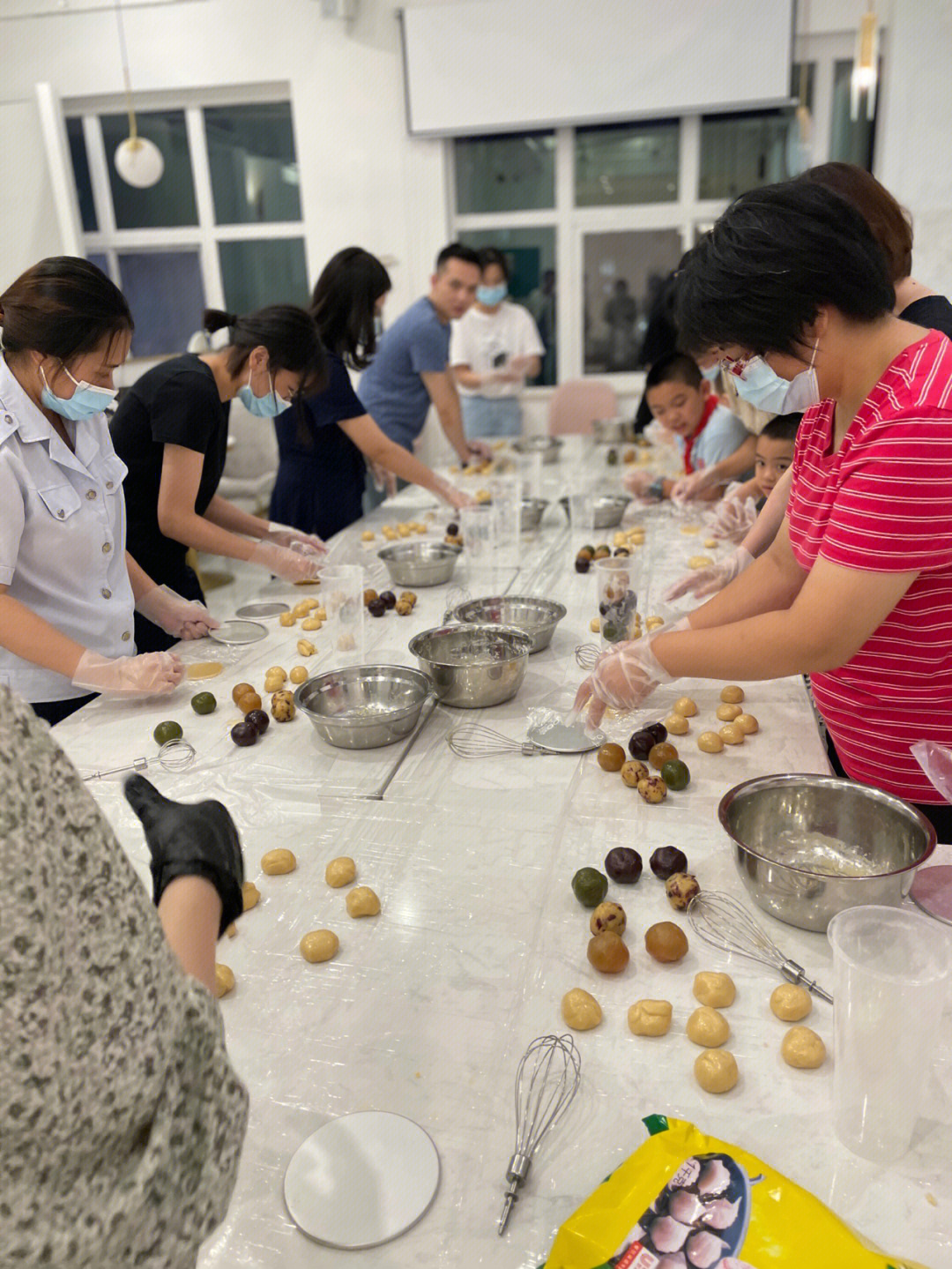 传统饼店的diy都是冰皮月饼diy,这次我们做广月,晚上7.30,到9.