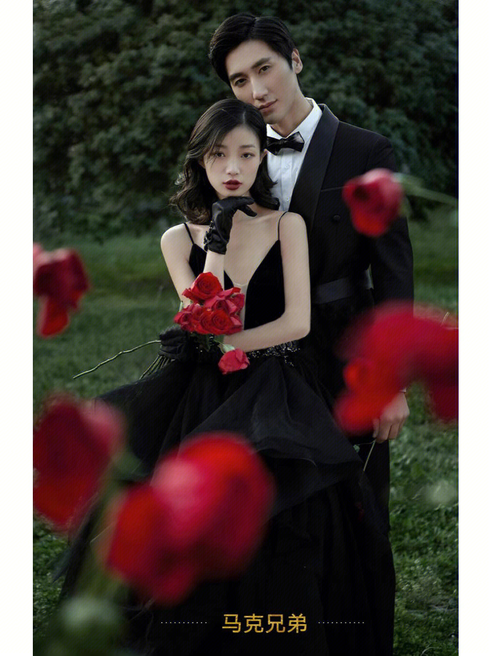 一眼沦陷[爱心]推荐森系黑纱婚纱照红色玫瑰加上黑色纱裙[爱心]呈现出