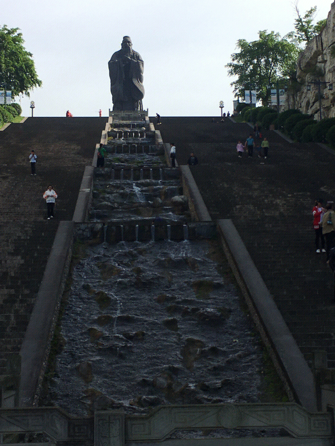 古宇湖的雕像是谁图片