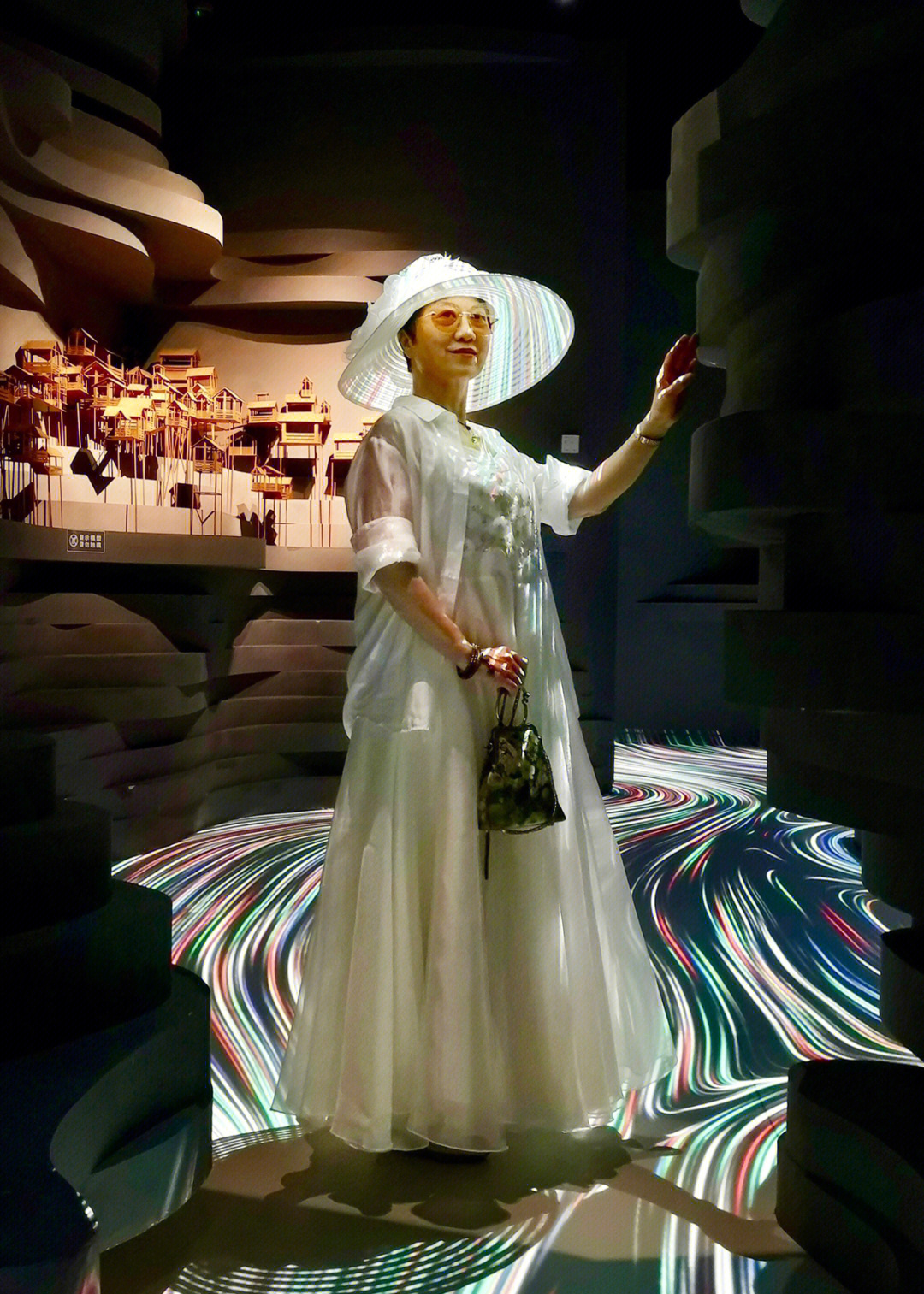 重庆游玩  今天参观重庆规划展览馆,特意着装一身白,因着馆内逆光源