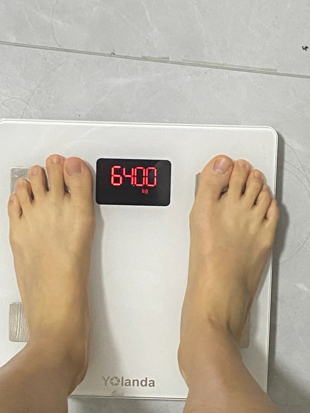 体重秤显示65公斤图片图片