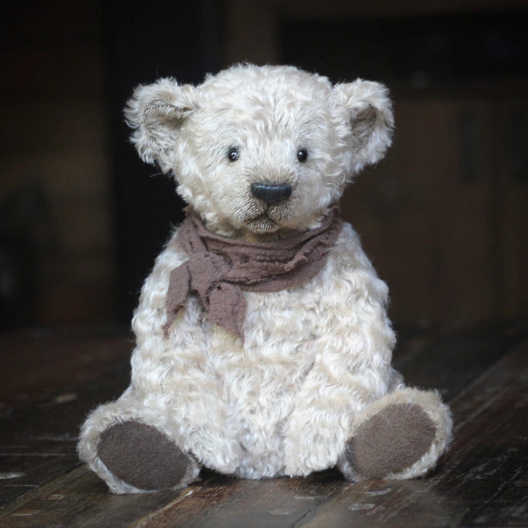 a new pearl teddy bear 28 cm in the sitting position.