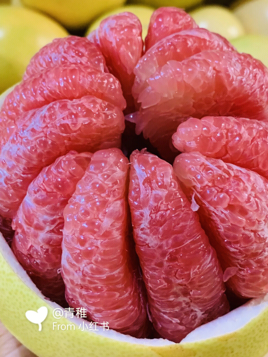所谓三红蜜柚即果皮淡红,瓤红,肉红,是从红柚芽变单株中选出的一个