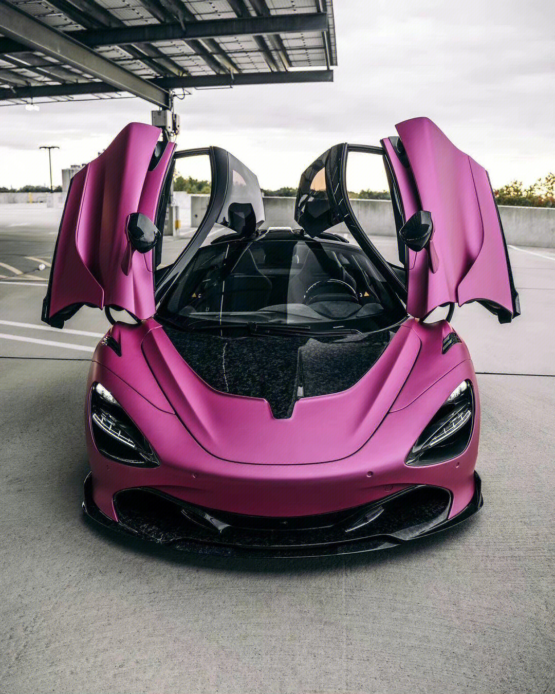 迈凯轮720s粉色图片