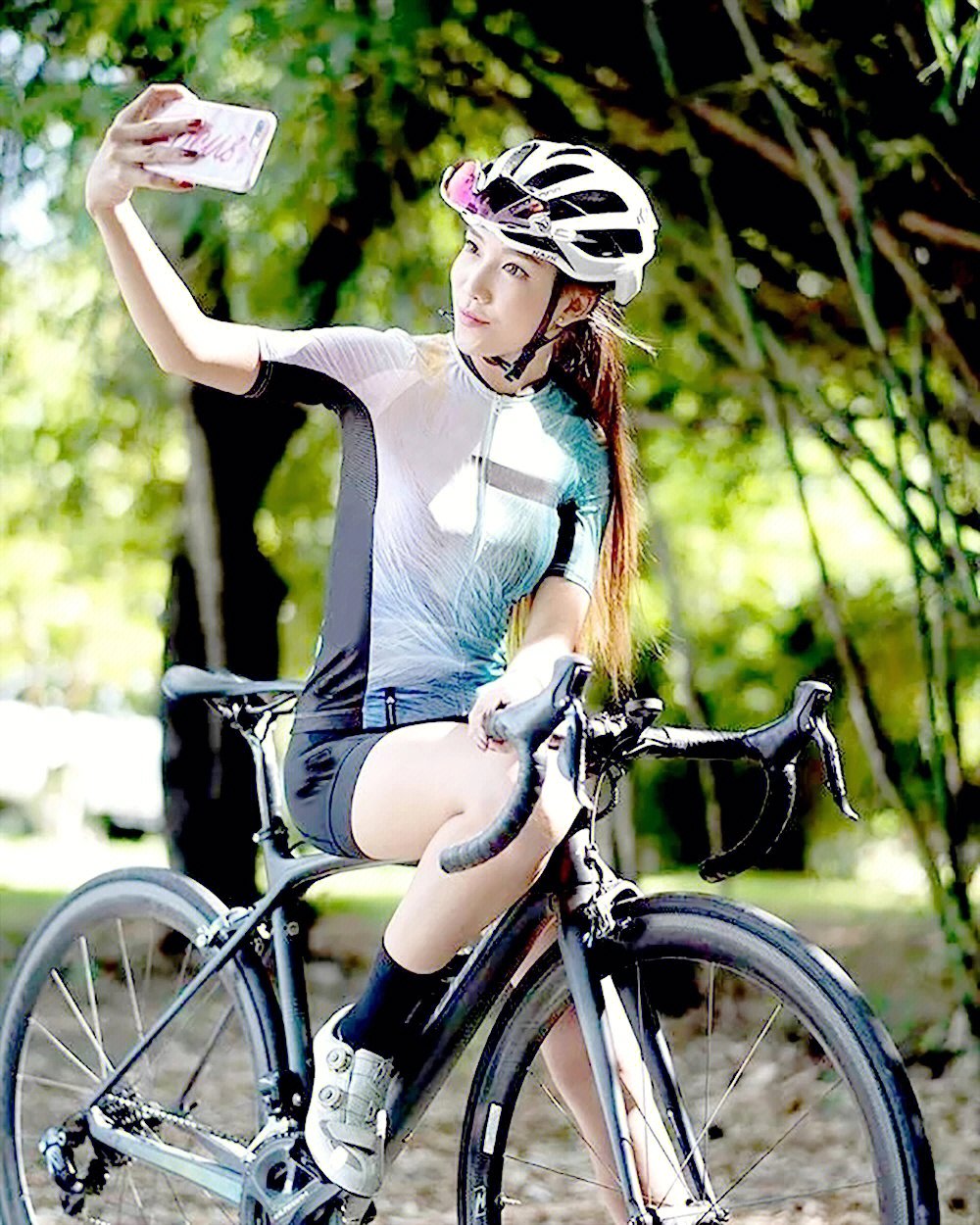 女子自行车运动员的腿图片