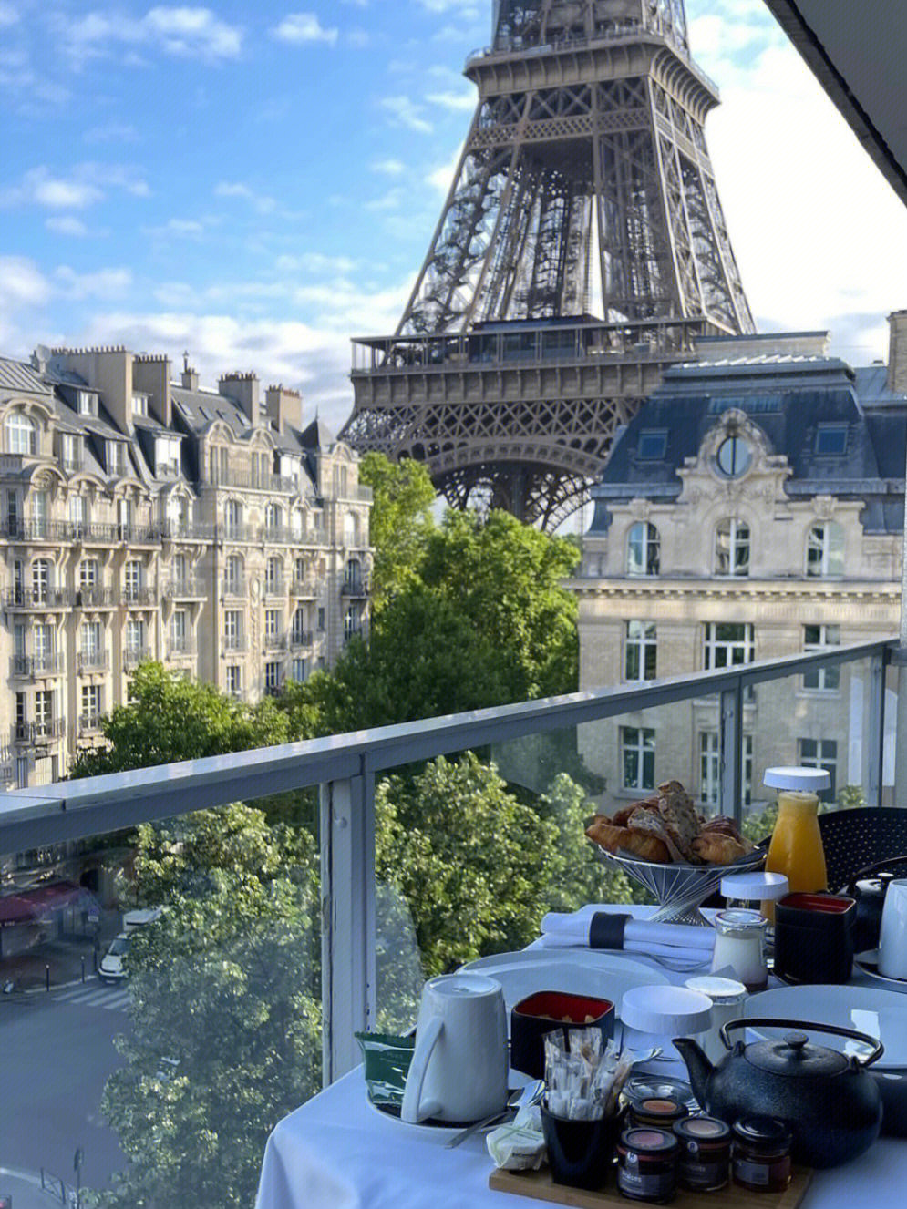 法国巴黎丨与埃菲尔铁塔几近0距离的酒店
