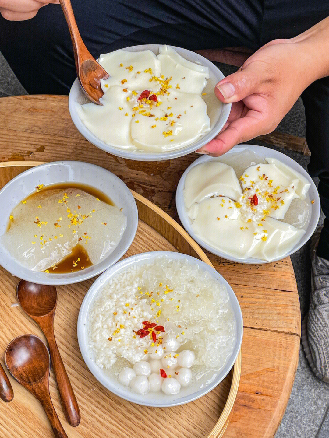 吃苦荞蝶豆花冰图片