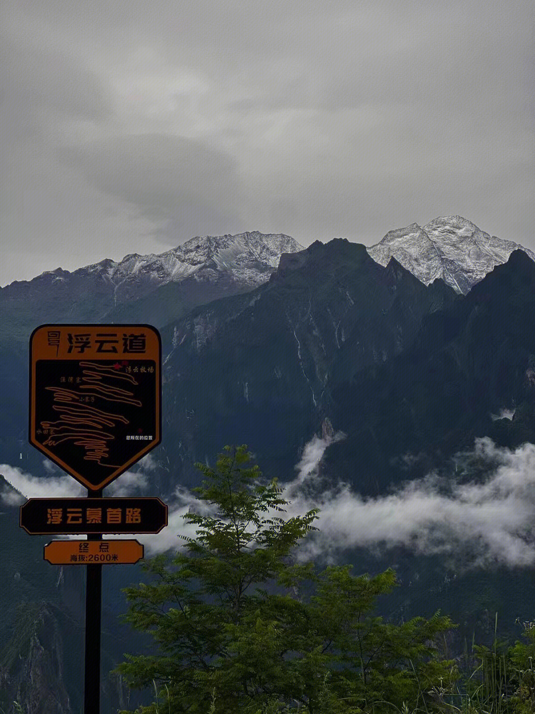 浮云牧场山路环绕图片图片