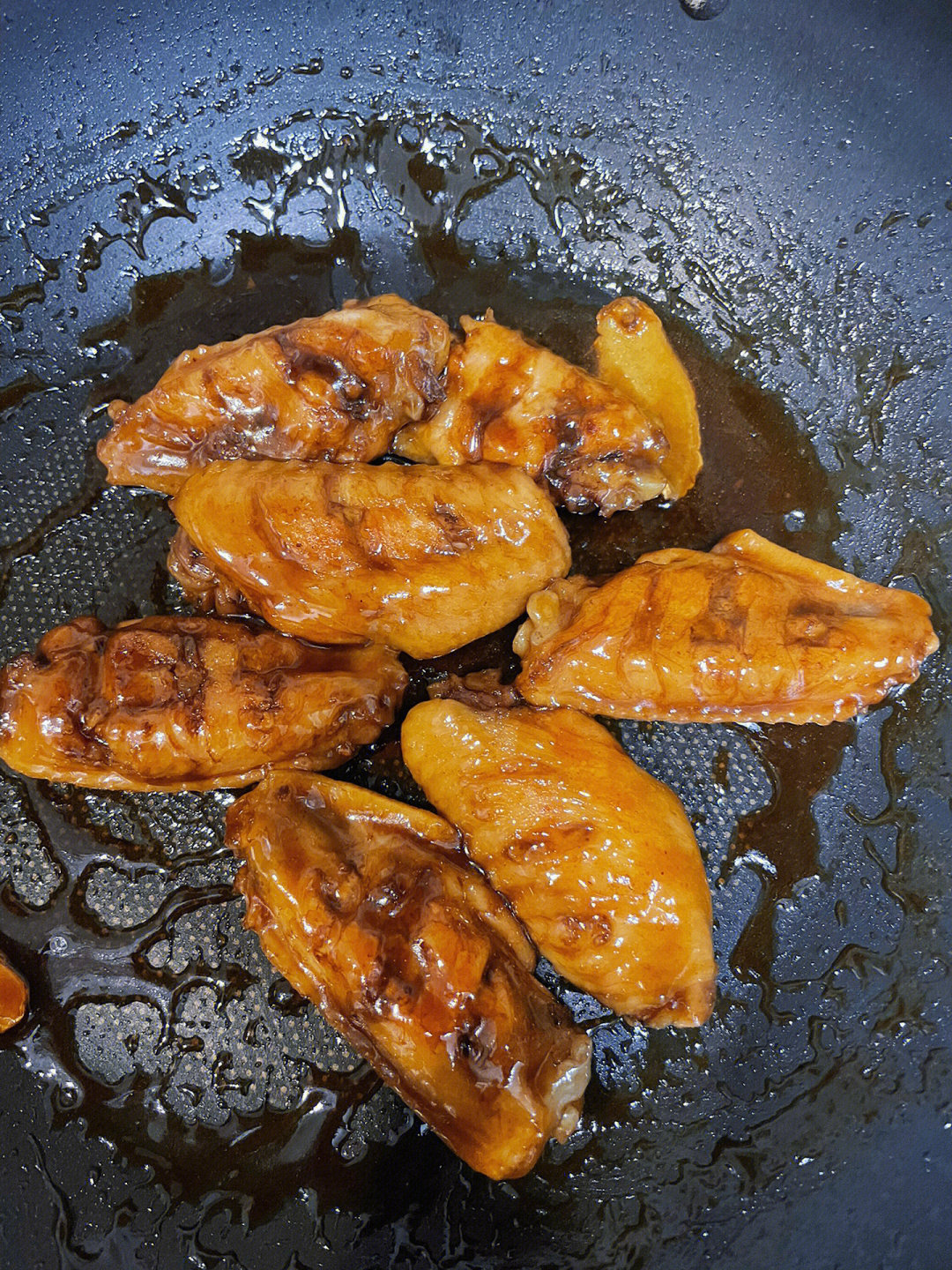 [一r]可乐鸡翅鸡翅划上几刀方便入味,焯水去浮末锅里烧油,把鸡翅煎至