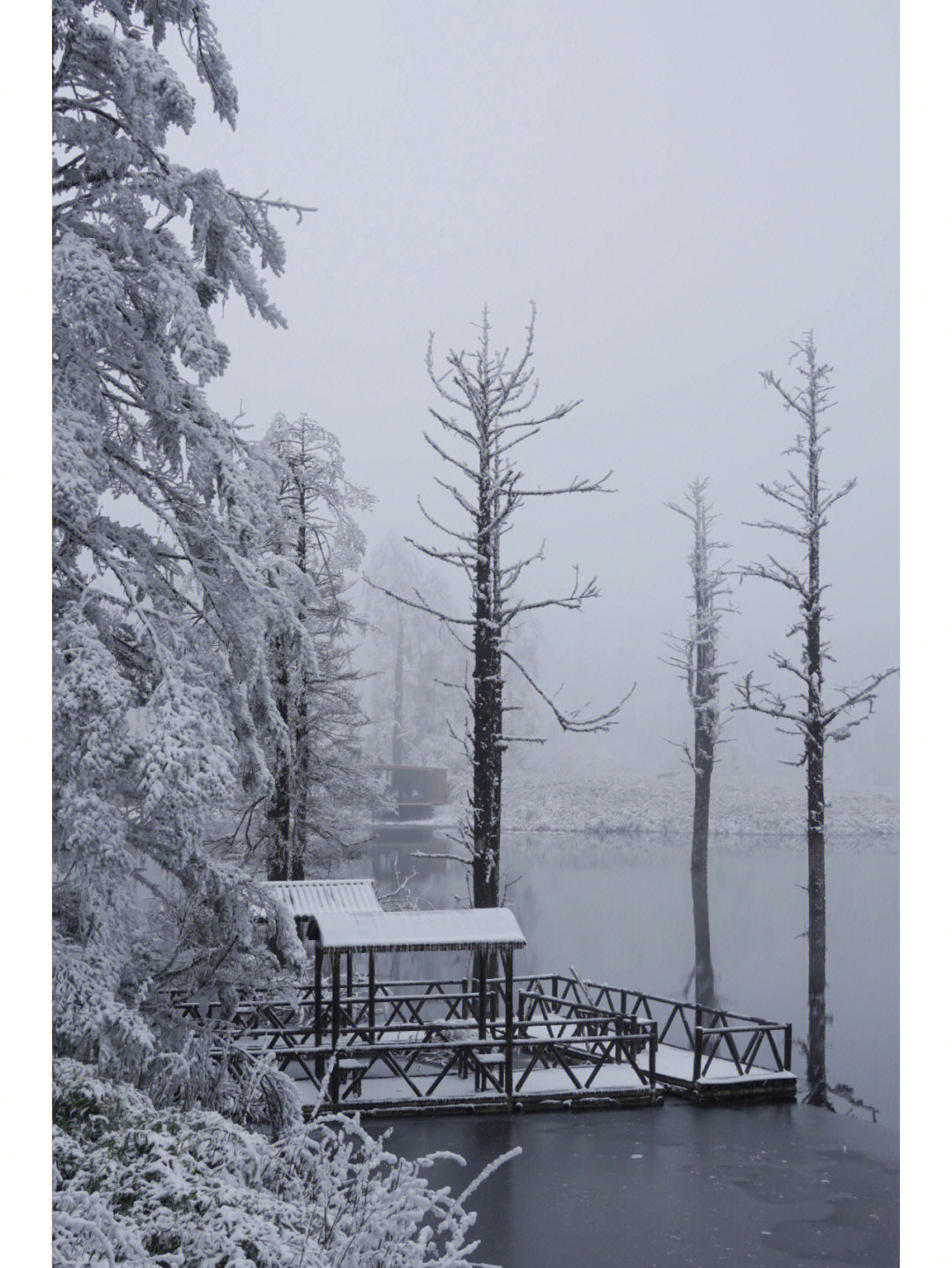 孤舟蓑笠翁独钓寒江雪这是阴天的瓦屋山