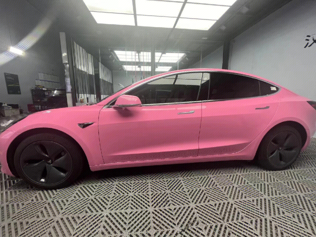 单纯的粉色系特斯拉model3