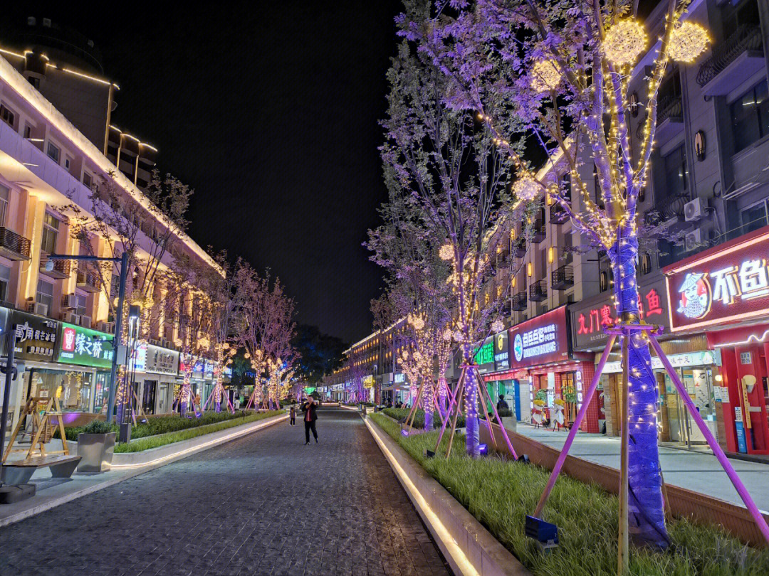 坐标:在温州龙港市龙跃路268号,地理位置优越,酒店门口就是龙跃步行街