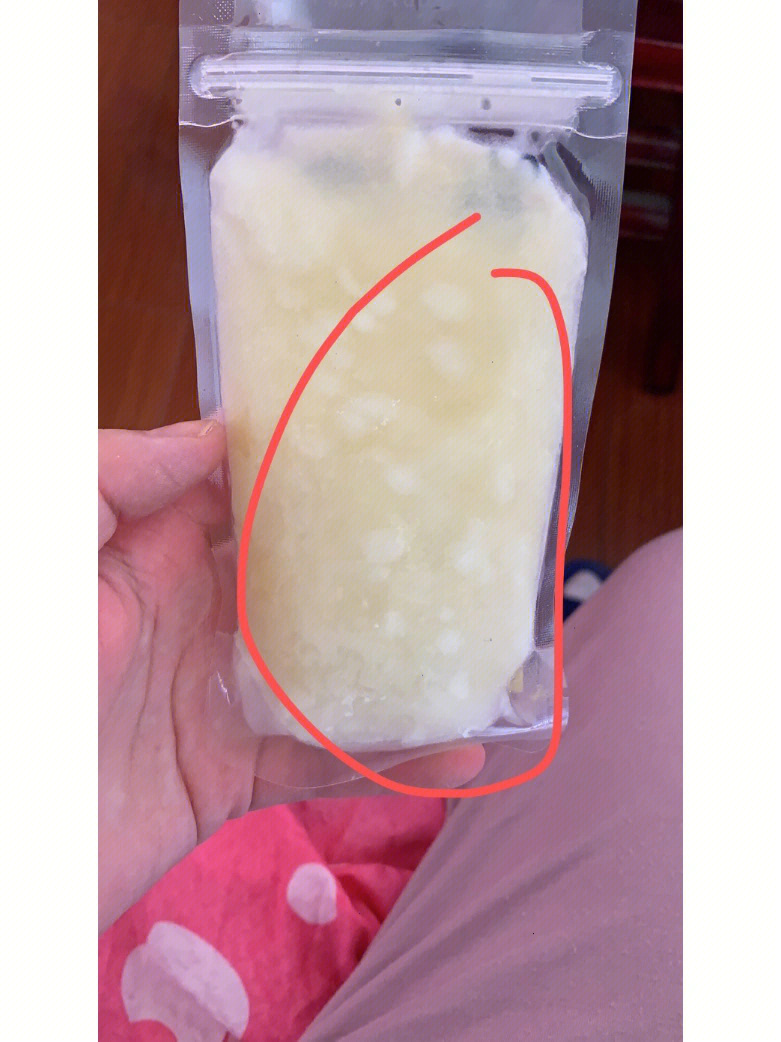 储奶袋  冻奶上有一个个白点这个正常么?