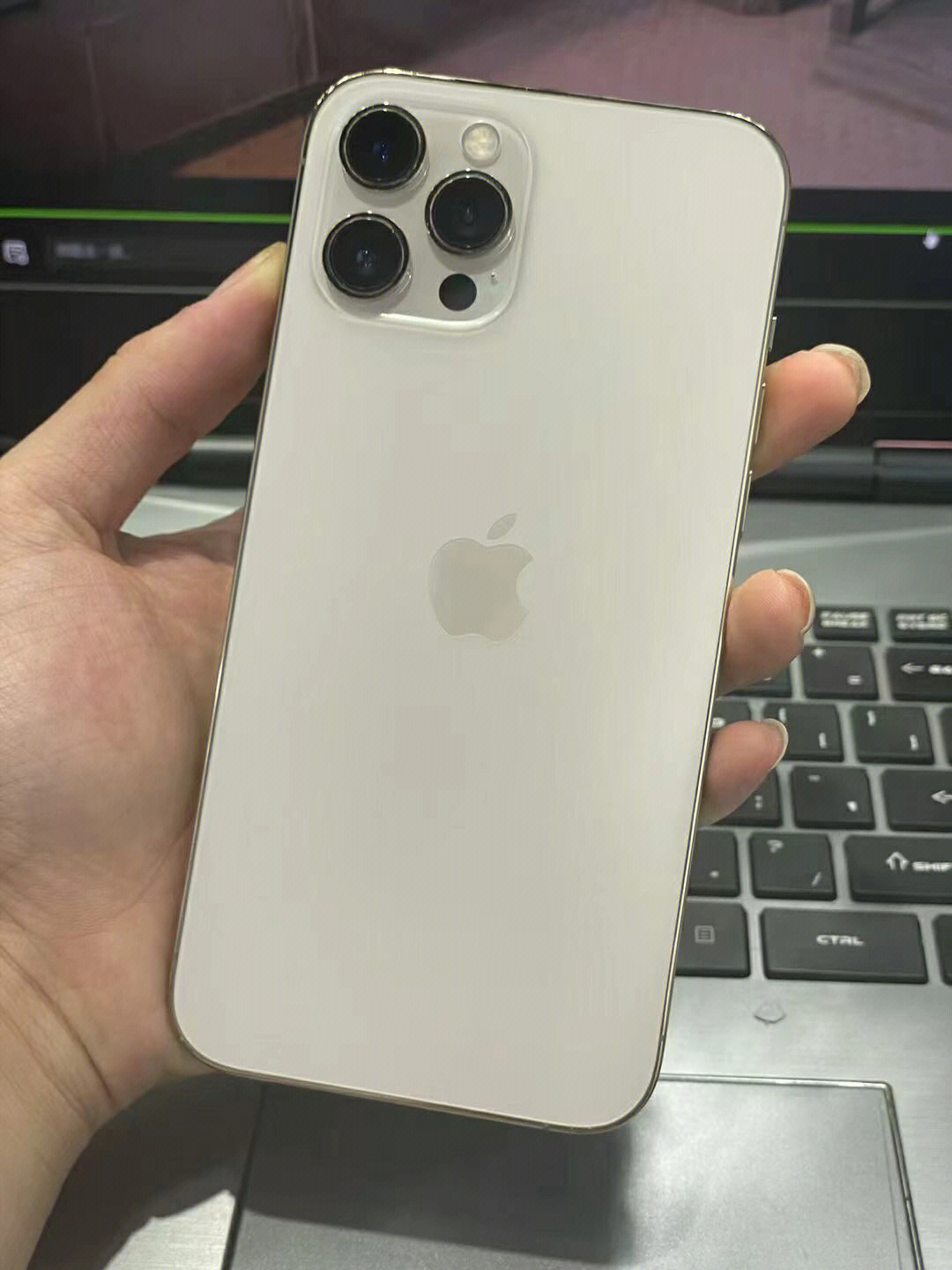 出一台白色的iphone12promax